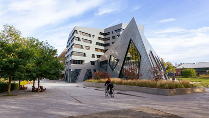 Infotag zum Bachelor Studium an der Leuphana Universität Lüneburg Zentralgebäude der Leuphana mit Radfahrerin