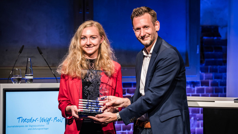 Preisträgerin Anna Petersen mit dem Moderator 