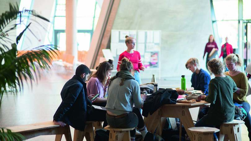 Studierende im Foyer