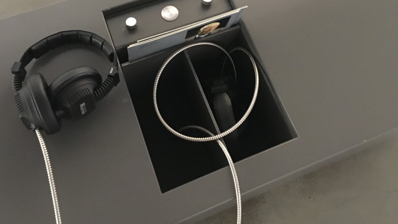 Kopfhörer in der Gedenkstätte Bergen Belsen