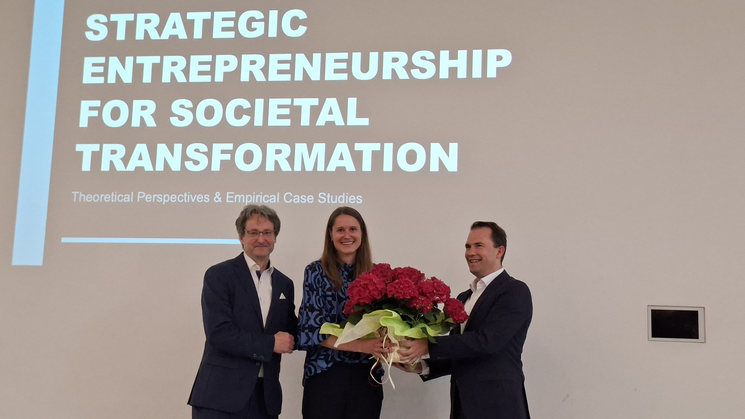 Der Vizepräsident Prof. Dr. Markus Reihlen und der Dekan der Fakultät M&T Prof. Dr. Paul Drews gratulieren Pauline Reinecke