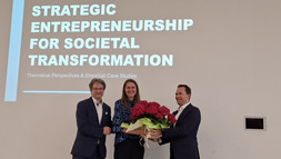 Vizepräsident Markus Reihlen und Dekan der Fakultät M&T Paul Drews gratulieren Pauline Reinecke