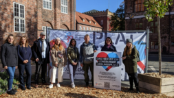 [Translate to Englisch:] Gruppenfoto der Baltischen Studierenden auf dem Marienplatz 