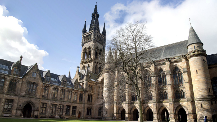 Blick auf den Turm aus dem westlichen Innenhof des Gilbert Scott Building der University of Glasgow.