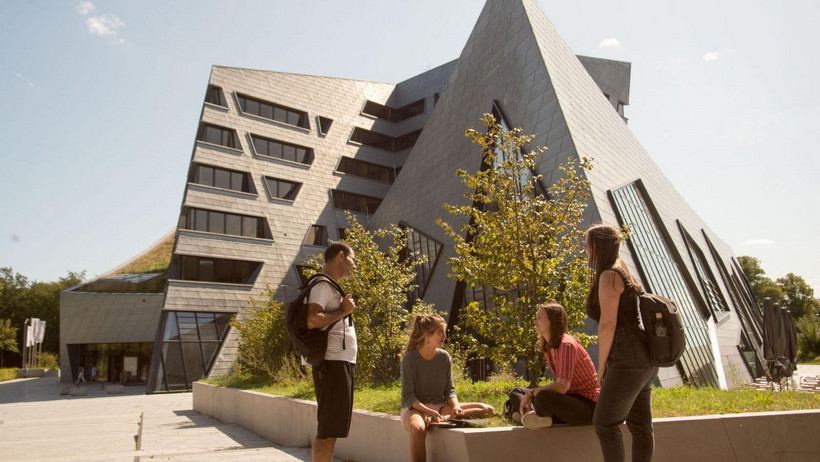 Studierende vor dem Zentralgebäude