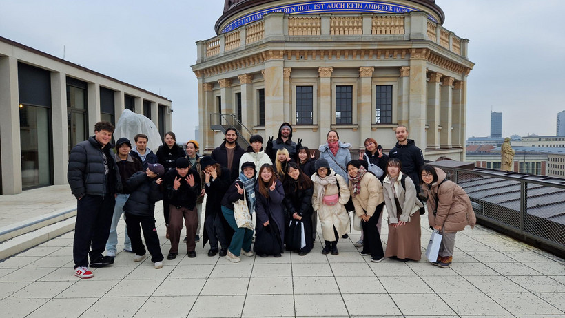 Die Programmstudierenden aus Tokio bei einer Exkursion ins Museum für ostasiatische Kunst im Humboldt Forum Berlin. 