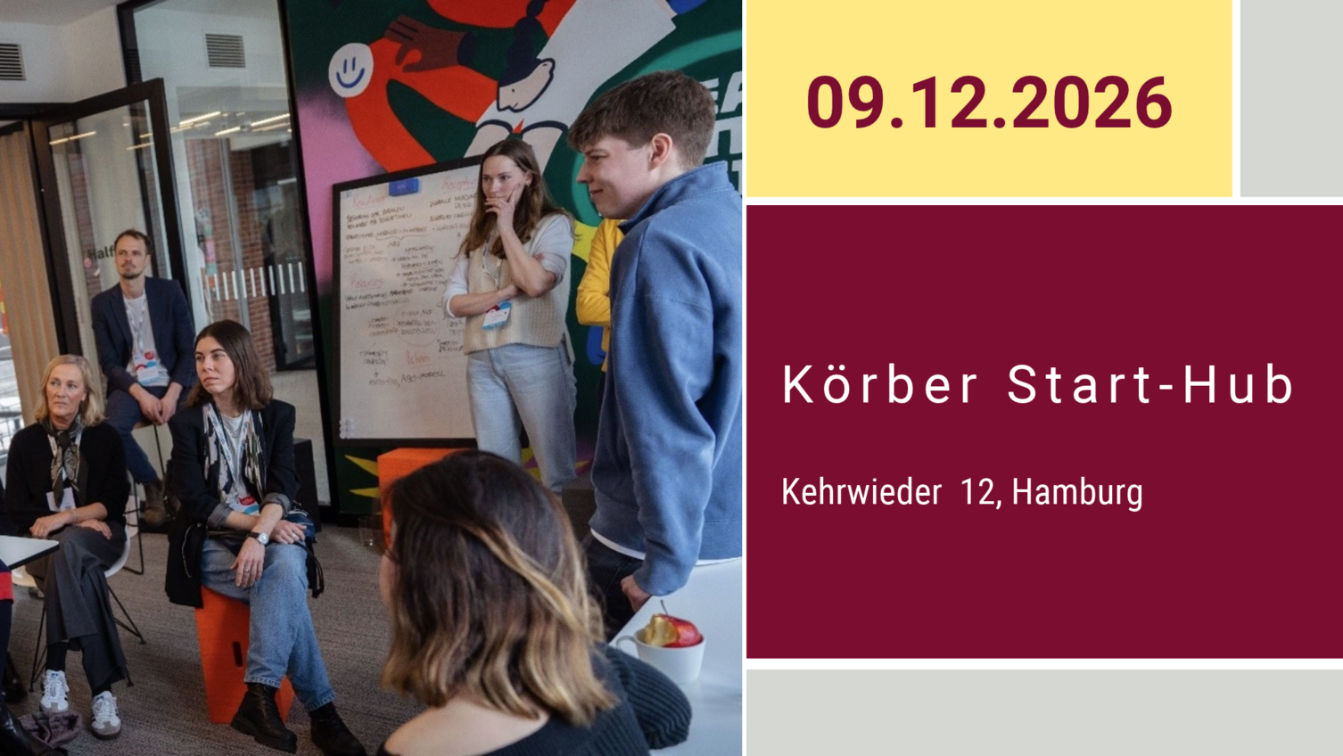 Eine Hälfte des Bildes ist mit einem Bild ausgefüllt auf dem eine Gruppe von Menschen sich in einem Workshop-Setting unterhält. Die andere Seite beinhaltet das Datum und den Ort des Termins.