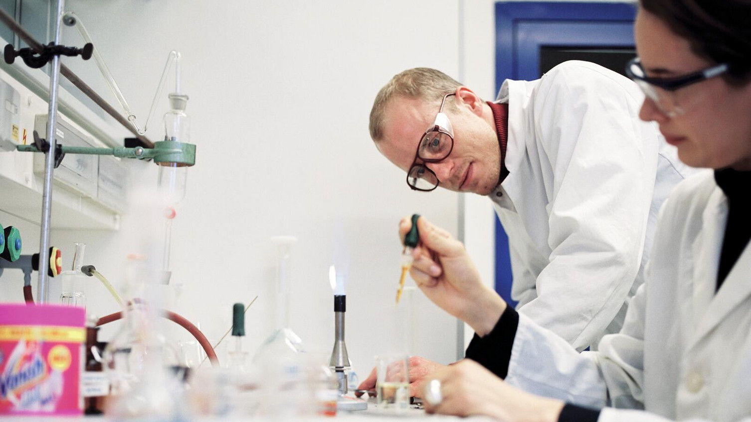 Arbeitssituation im Labor Resources, Material Flows and Chemistry Ein Laborant und eine Laborantin untersuchen Proben im Labor.