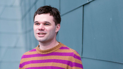 Benedikt Kuhn berichtet. Portraitfoto von Benedikt Kuhn, Studierender des Masters Kulturwissenschaften: Kritik der Gegenwart – Künste, Theorie, Geschichte
