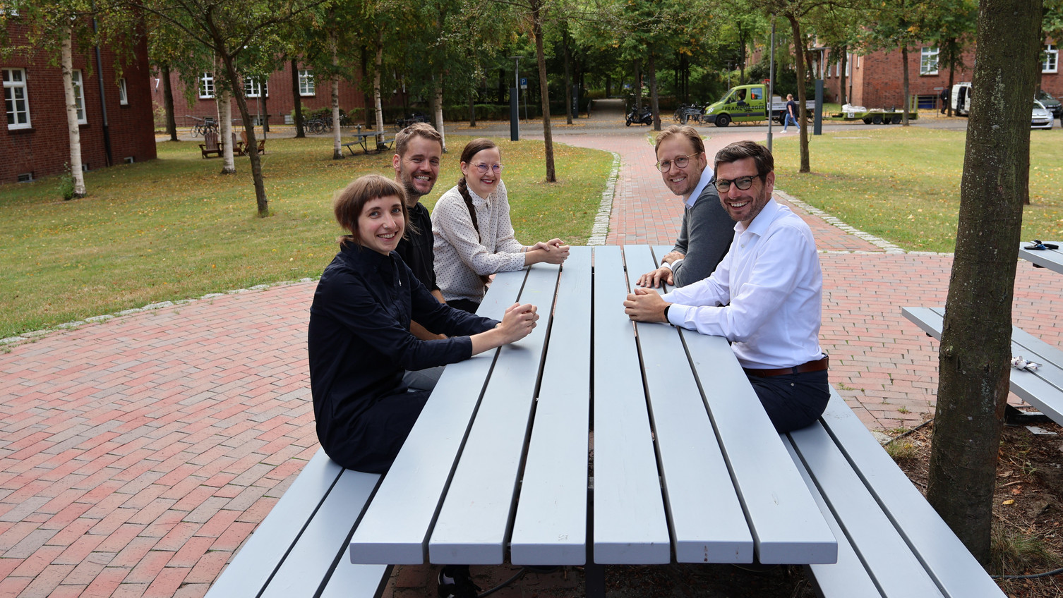 Prof. Dr. Franziska Josefine Kößler, Prof. Dr. David Loschelder, Prof. Dr. Laura Venz, Prof. Dr. Michael Gielnik und Prof. Dr. Oliver Genschow are sitting at a table Prof. Dr. Franziska Josefine Kößler, Prof. Dr. David Loschelder, Prof. Dr. Laura Venz, Prof. Dr. Michael Gielnik und Prof. Dr. Oliver Genschow are sitting at a table