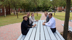 [Translate to Englisch:] Prof. Dr. Franziska Josefine Kößler, Prof. Dr. David Loschelder, Prof. Dr. Laura Venz, Prof. Dr. Michael Gielnik und Prof. Dr. Oliver Genschow sitzen an einem Tisch