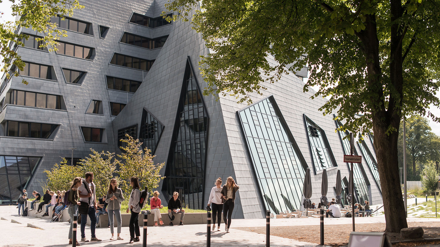 Studierende vor dem Zentralgebäude