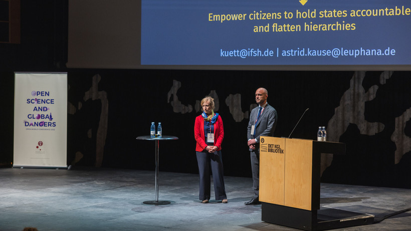 Prof. Dr. Astrid Kause und Dr. Moritz Kütt bei der Open World Conference in Kopenhagen.  (Foto: ©Zarko Ivetic)