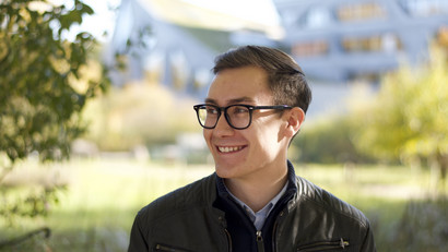 MSAF-Student Niklas Wertschulte MSAF-Student Niklas Wertschulte lächelnd vor dem Zentralgebäude der Leuphana.