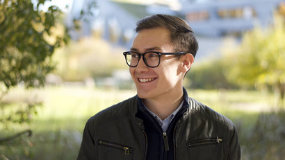 MSAF-Student Niklas Wertschulte lächelnd vor dem Zentralgebäude der Leuphana.