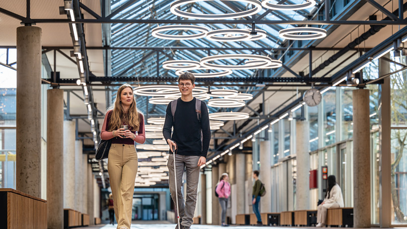 Imageshooting_Hoersaalgang_Zentralgebaude_8 Studierende mit Sehbeeinträchtigung im Hörsaalgang
