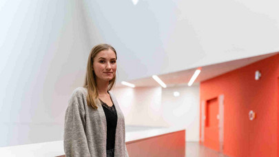 Portrait von Katharina Wolff, Studierende des Masters Management & Engineering, im Zentralgebäude der Leuphana 