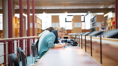 Eine Studentin arbeitet in der Bibliothek