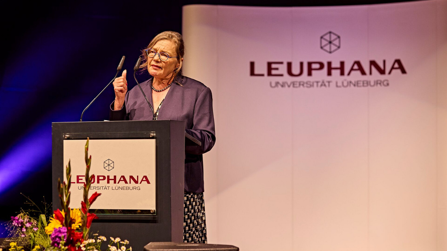 „I believe, the social transformation that we need in these times of polarization and disruption are well-positioned in the university space“, sagte Prof. Paula Jarzabkowsk, Trägerin der Ehrenpromotion 2025.