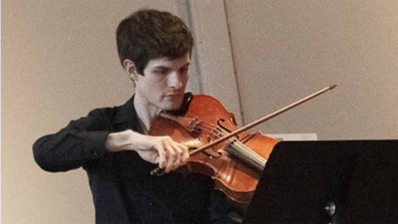 Quinn Frazee spielt Bratsche