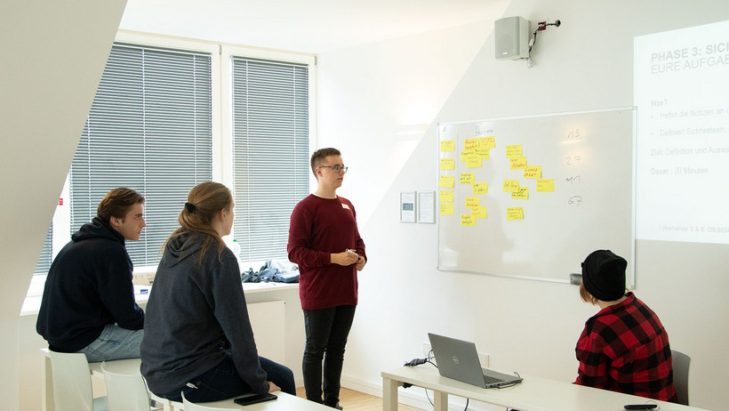 Schüler erleben den Tag der Informatik