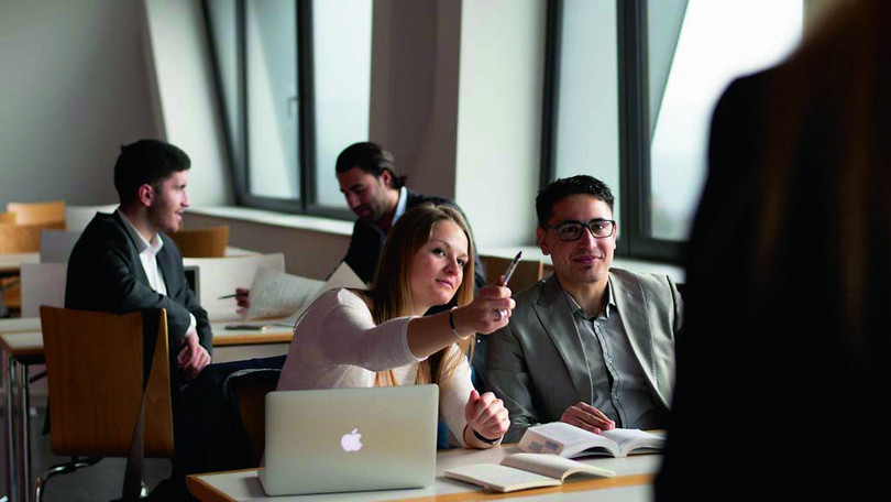 Arbeit in der Gruppe (Master Management) in einem der Seminarräume im Zentralgebäude der Leuphana.