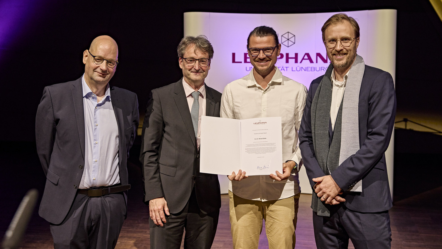 Leuphana Transfer und Impact Award für Professor Dr. Michael Gielnik und Team