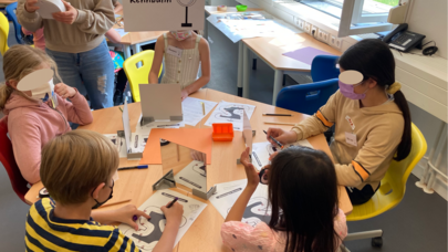 Das Foto zeigt Schüler*innen in der Lernwerkstatt "Spiegelwelten".