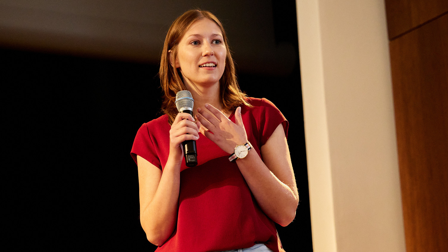 Henrike Diekhoff auf dem Three Minute Thesis-Wettbewerb 2022 in Hamburg, Foto: HRA/Wied Henrike Diekhoff auf dem Three Minute Thesis-Wettbewerb 2022 in Hamburg, Foto: HRA/Wied