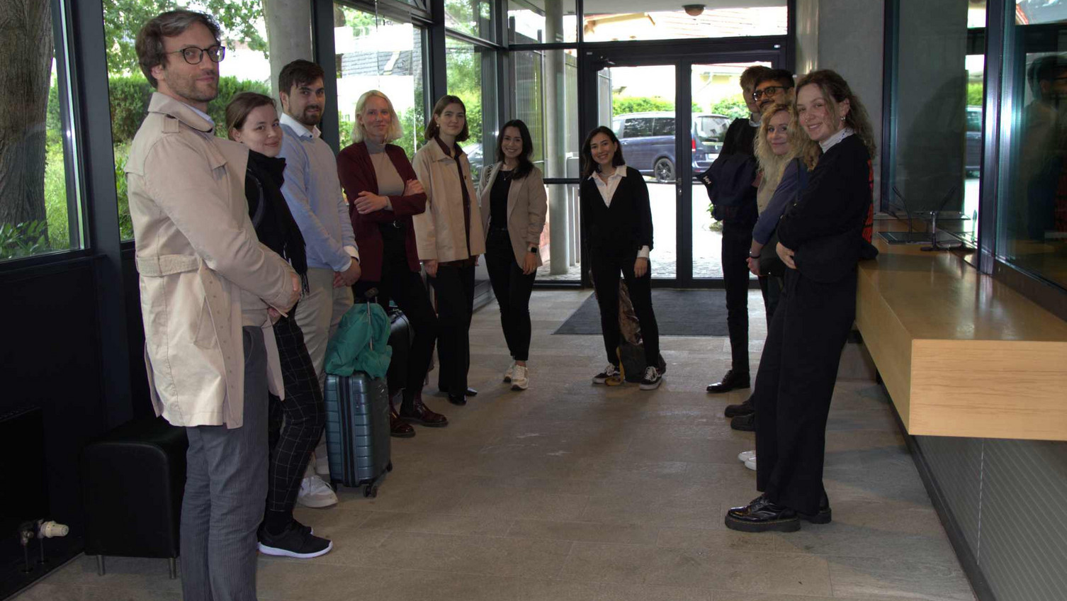 Gruppe bei der Einlasskontrolle