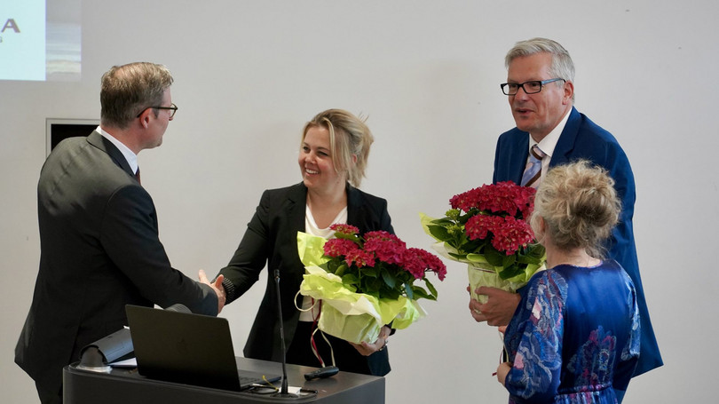 Übergabe der Blumen Übergabe der Blumen