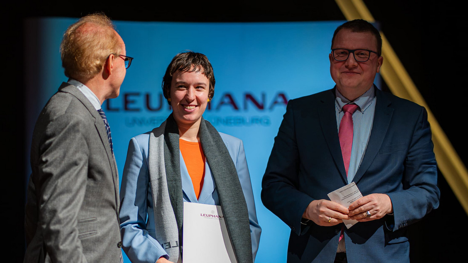 Preisträgerin Laura Eberhöfer bei der Ehrung durch Präsident Sascha Spoun und Vizepräsident Jörg Terhechte