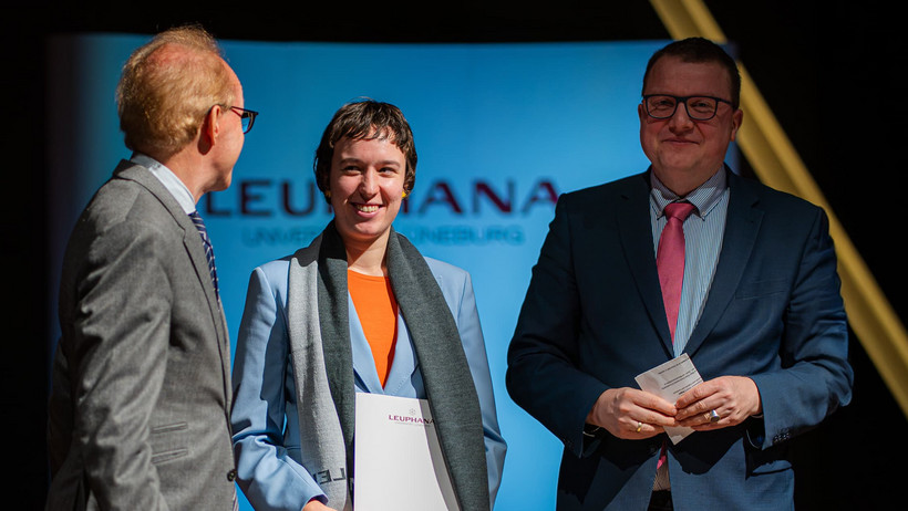 Award winner Laura Eberhöfer being honored by President Sascha Spoun and Vice President Jörg Terhechte