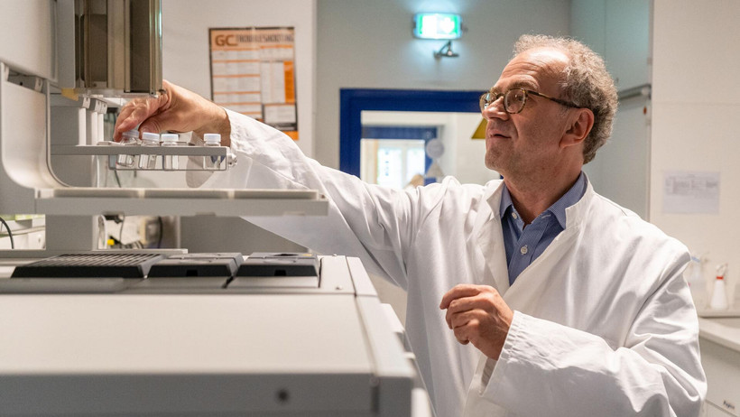 Prof. Dr. Klaus Kümmerer hält die Professur für Nachhaltige Chemie und Stoffliche Ressourcen an der Leuphana inne.