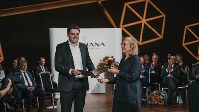 Benjamin Klusemann mit VP Forschung Susanne Leeb