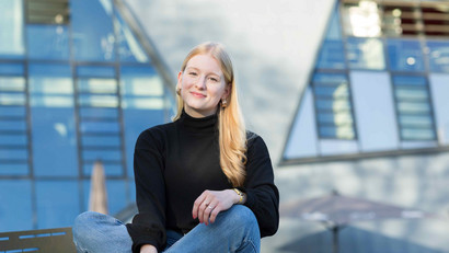 Emily Myland berichtet. Portraitfoto von Emily Myland, Studierende des Masters Management & Entrepreneurship