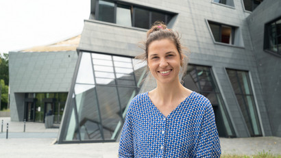 Fee Benning berichtet. Portraitfoto von Fee Benning, Studierende des Masters Rechtswissenschaft