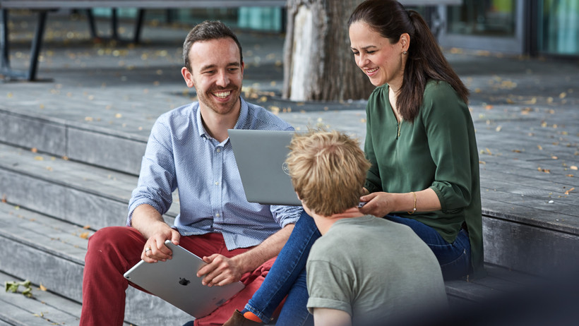 Gruppe Studierende sitzen zusammen