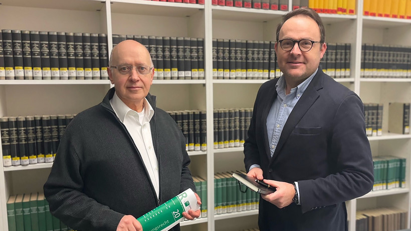 "In recent years the courts have increased the amounts of damages for pain and suffering significantly." // Prof. Dr. Bernhard Hohlbein with alumnus Mathias Paulokat 