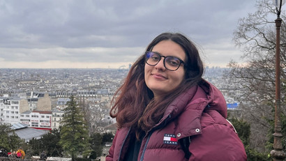 Donia shares her experiences on the podcast "How to Study in Germany". Portrait photo of Donia, international student of the Masters Management & Entrepreneurship