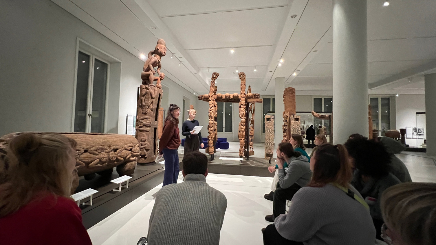 Studierende im Ethnologischen Museums des Humboldt Forums, Berlin