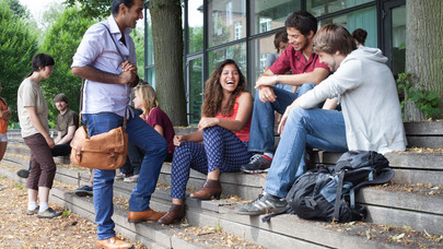 Studierende vor der Mensa