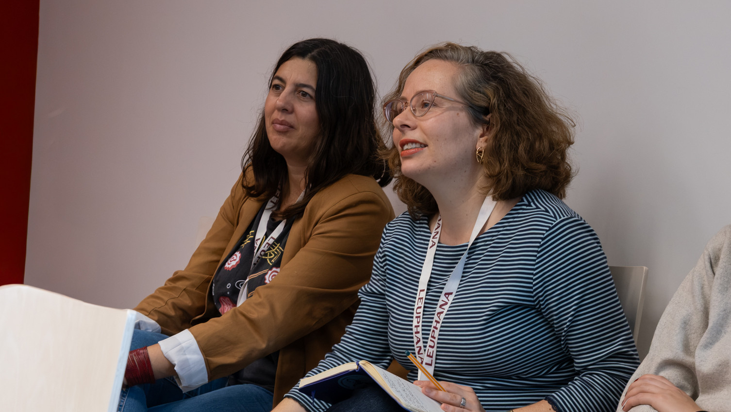 Workshop Koch Zwei junge Frauen hören in einem Workshop zu
