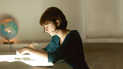 Studentin vor Globus