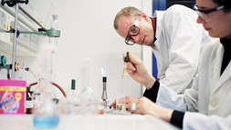 Chemie-Laborant*innen bei der Arbeit