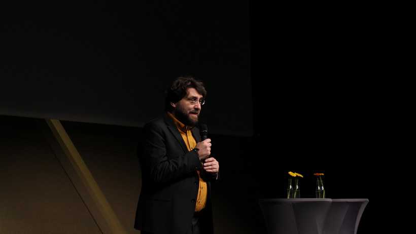 Anschließend stellt Sven Prien-Ribcke, Leiter der Konferenzwoche, die Jury des Salzkristalls vor und gibt das Mikro für die Verleihung an Anette Weiser, Leonie Jantzer und Mira Hill. 