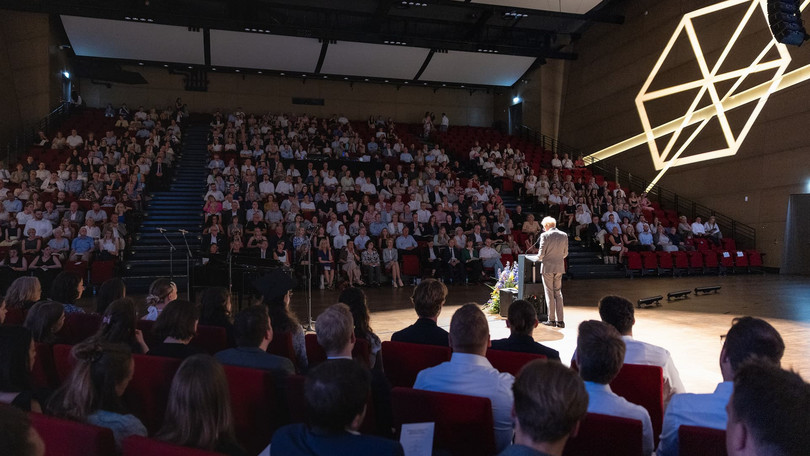 Fred Dott - Graduiertenfeier im Juni 2025