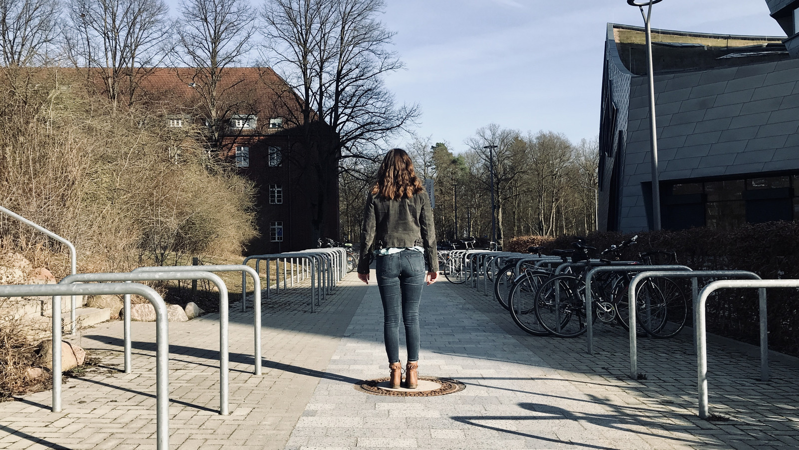 Lina vor leeren Fahrradständern