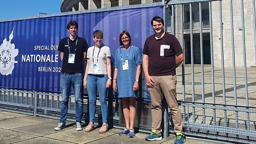 Jessica Süßenbach and Steffen Greve with students in front of the Olympic Stadium in Berlin