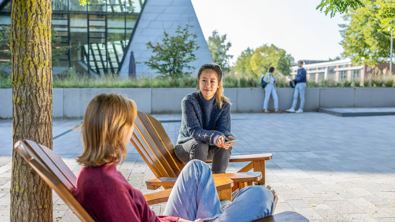 Zwei Studierende im Gespräch